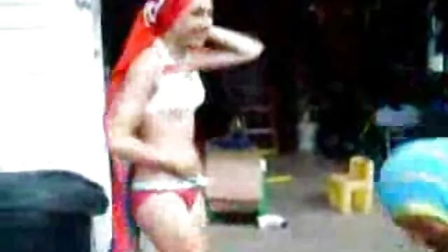 ベラとシャワーで一緒に座っている若い男 エロ 動画 女の子 用