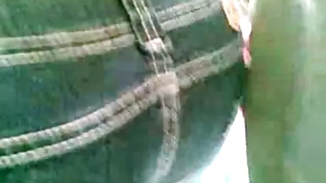 プールの中で非常にセクシーな男で、古い 女の子 向け エロ 動画